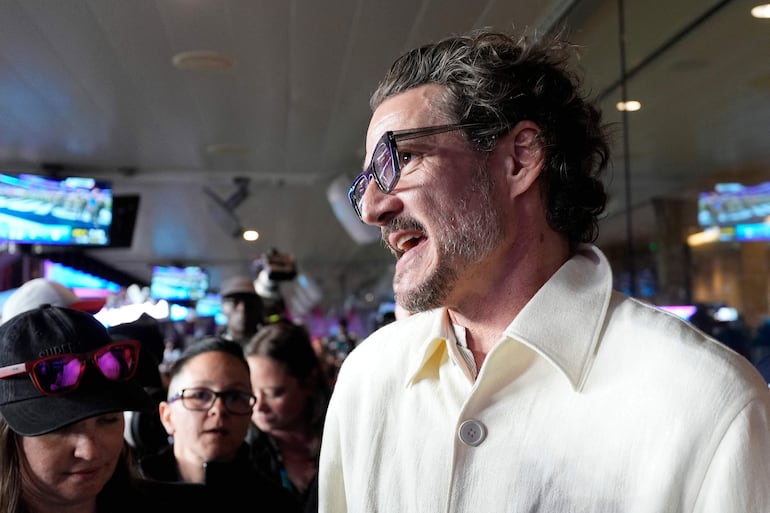 Pedro Pascal a su llegada al Super Bowl LX entre los Seattle Seahawks y los New England Patriots en el Levi's Stadium. Luego, el actor chileno estuvo en "La casita" de Bad Bunny. (Thearon W. Henderson/Getty Images/AFP)
