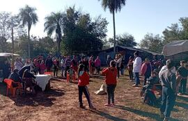 Las 230 familias desalojadas del asentamiento San Miguel, distrito de Maracaná, departamento de Canindeyú se encuentran acampadas a pocos metros del río Curuguaty´y sin la asistencia del Gobierno Nacional