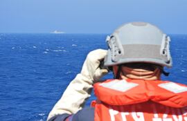 Un marinero taiwanés observando las actividades marítimas.
