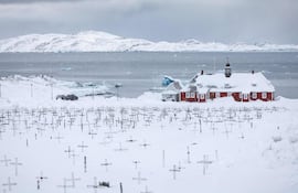Cruces en el cementerio cubiertas de nieve en Nuuk, Groenlandia. El presidente estadounidense Donald Trump está considerando opciones, incluyendo una acción militar, para tomar el control de Groenlandia, según informó la Casa Blanca el 6 de enero de 2025, lo que aumenta las tensiones que, según Dinamarca, podrían destruir la alianza de la OTAN.