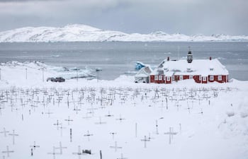 Cruces en el cementerio cubiertas de nieve en Nuuk, Groenlandia. El presidente estadounidense Donald Trump está considerando opciones, incluyendo una acción militar, para tomar el control de Groenlandia, según informó la Casa Blanca el 6 de enero de 2025, lo que aumenta las tensiones que, según Dinamarca, podrían destruir la alianza de la OTAN.