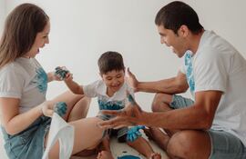 ¡Emotivo momento! Karen Bernal y Robert Rojas junto a Ian descubren que el bebé en camino es un varón.