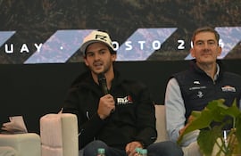 A la izquierda, el piloto paraguayo Fau Zaldívar junto a Marco Darío Galanti, expiloto y miembro del comité organizador.