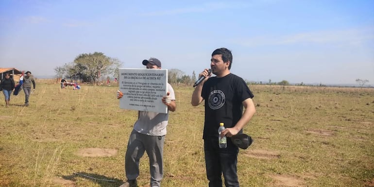 Almide Alcaraz acompaña desde hace años la puesta en escena de Mitã Rape, contribuyendo a mantener viva la memoria histórica y cultural de la Batalla de Acosta Ñu.