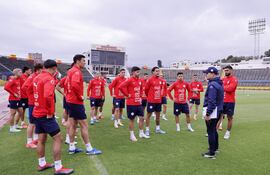 Previo al entrenamiento de ayer en el gramado del Atahualpa de Quito, la charla del preparador físicoa Sergio Chiarelli con los de la plantilla de la selección paraguaya que se apresta en Ecuador.