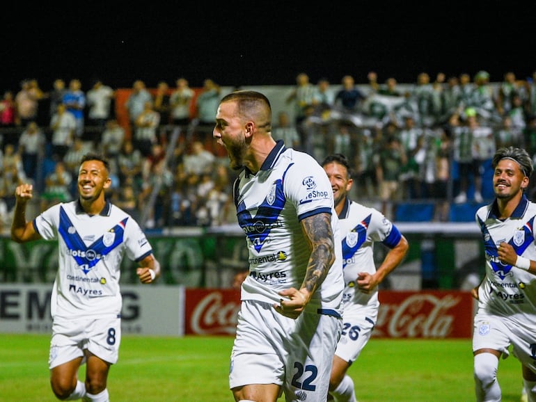 El argentino Andrea Falabella, futbolista de Sportivo Ameliano, celebra un gol en el partido frente a Rubio Ñu por la primera fecha del torneo Apertura 2026 de la Primera División de Paraguay en el estadio Ameliano Villeta, en Villeta, Paraguay.