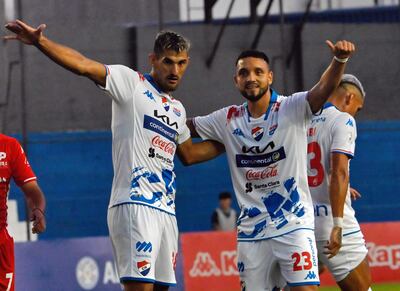 Rodrigo Arévalo (i) y Diego Duarte, jugadores de Nacional, festejan un tanto en el partido contra General Caballero de Juan León Mallorquín por la segunda fecha del torneo Apertura 2024 del fútbol paraguayo en el estadio Arsenio Erico, en Asunción.
