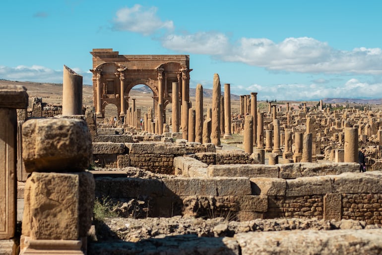 El Arco de Trajano ubicado en el antiguo sitio arqueológico romano de Timgad, Argelia. Histórico arco triunfal romano y Patrimonio de la Humanidad de la UNESCO.