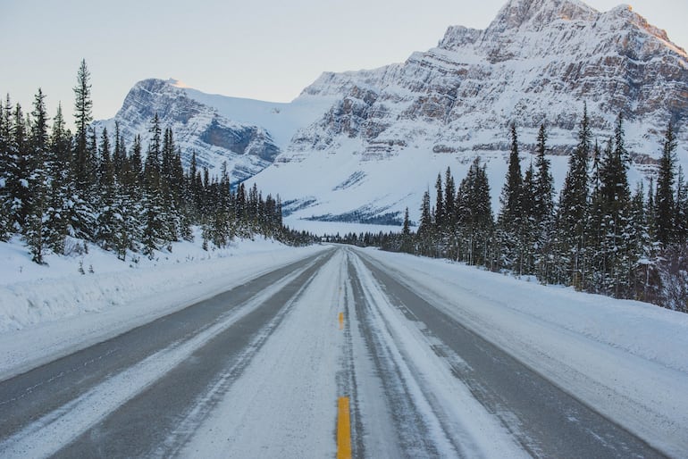 Icefield Parkway en invierno en el Parque Nacional Banff, Canadá.