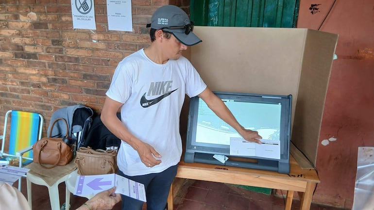 Conteo de votos en el Centro Regional de Educación Natalicio Talavera.