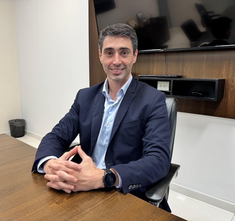 Fernando Gil, gerente comercial y de relaciones institucionales de la Bolsa de Valores de Asunción.