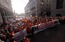 Manifestación masiva contra el desahucio de Maricarmen, anciana de 87 años que fue expulsada de la vivienda en la que vivió por más de 70 años por orden judicial cuando le aumentaron el alquiler por un monto que equivale a tres veces su pensión.
