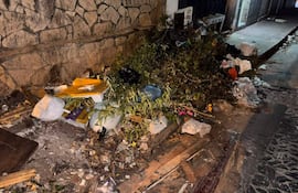 Acumulación de basura en el Pasaje Porvenir, con muebles viejos y residuos que obstaculizan el paso peatonal.