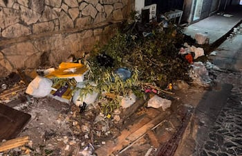 Acumulación de basura en el Pasaje Porvenir, con muebles viejos y residuos que obstaculizan el paso peatonal.