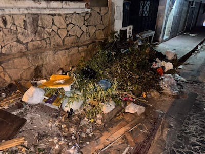 Acumulación de basura en el Pasaje Porvenir, con muebles viejos y residuos que obstaculizan el paso peatonal.