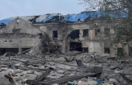 Daños en un edificio donde funciona una oficina de la Cruz Roja en la región de Donetsk, luego de un ataque ruso el miércoles.