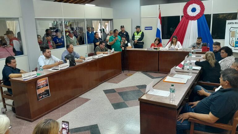 Sesión de la Junta Municipal de Villeta. La concejal colorada, Laura Acosta, acusó al intendente, Teodosio Gómez (PLRA) de coimero.