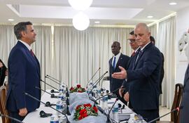 Fotografía difundida por la Agencia Central de Inteligencia (CIA) de su director, John Ratcliffe (i), reunido con funcionarios cubanos este jueves, en La Habana (Cuba).