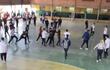 Alumnos del Colegio Nacional Miguel Ángel Torales de Ypané protagonizaron ayer una batalla campal dentro de la institución. (Captura de pantalla).