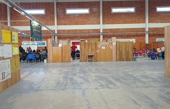 Alumnos de la escuela San Francisco dan clases un tinglado mientras la institución está en plena remodelación.
