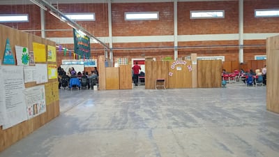Alumnos de la escuela San Francisco dan clases un tinglado mientras la institución está en plena remodelación.