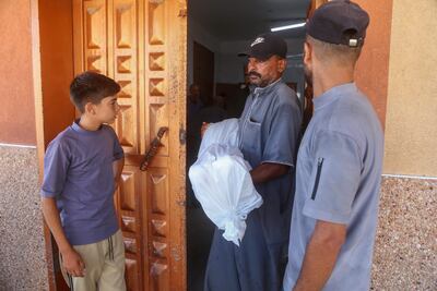 El padre de Abdul Hamid Al Ghalban lleva en brazos el cuerpo de su hijo, fallecido por desnutrición, este martes en el hospital Nasser de Jan Yunis.