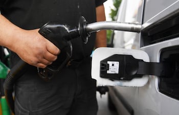 Expendio de cumbustible en una estación de servicio en Argentina. ARCHIVO.