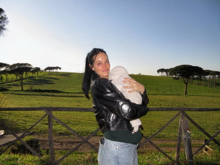 Oriana Sabatini con Gia en brazos, la niña nació el 2 de marzo pasado. Ahora su mami prepara el lanzamiento de su primer libro. (Instagram/Oriana Sabatini)
