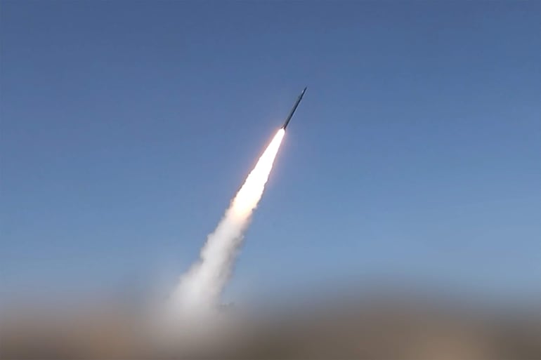 Un misil es lanzado por tropas hutíes en Yemen.