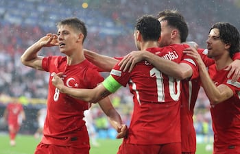 Arda Güler (izq.) de Turquía celebra tras anotar el gol de la ventaja 2-1 durante el partido de fútbol del Grupo F de la UEFA EURO 2024 entre Turquía y Georgia, en Dortmund, Alemania.