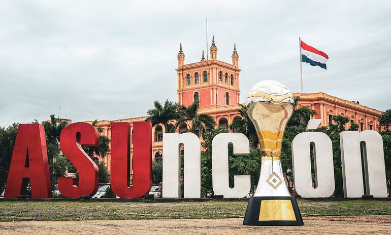 El trofeo de la Copa Paraguay frente al Palacio de López en la ciudad de Asunción. 