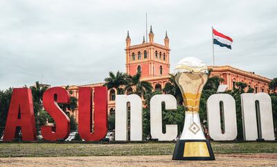Trofeo de la Copa Paraguay con el Palacio de López de fondo.