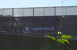 Carteles de ueno Bank ya se colocan en el complejo deportivo instalado en un predio arrendado del Instituto de Previsión Social (IPS).