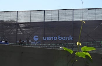 Carteles de ueno Bank ya se colocan en el complejo deportivo instalado en un predio arrendado del Instituto de Previsión Social (IPS).