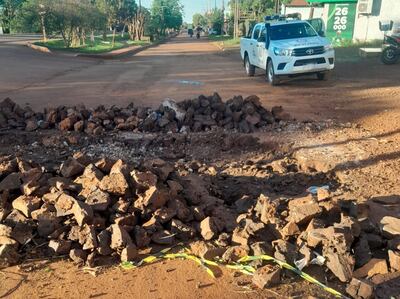 Los obreros que realizaban la reparación del bache habrían dejado el lugar sin una señalización adecuada.