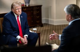 Fotografía difundida en la cuenta en X @WhiteHouse de La Casa Blanca del presidente de EE.UU., Donald Trump, durante una entrevista con el periodista Sean Hannity este jueves, en Washington (EE.UU.). EFE