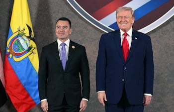 El presidente de Estados Unidos, Donald Trump, junto al mandatario ecuatoriano, Daniel Noboa (i).
