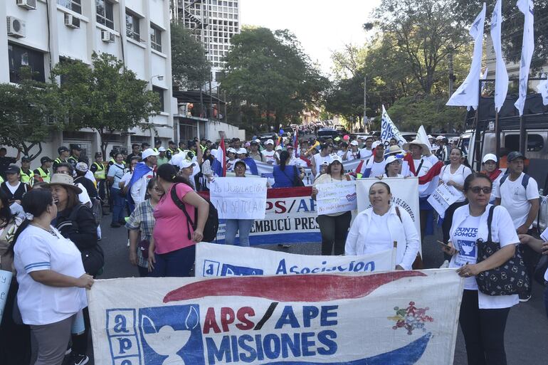 Personal de enfermería se manifestó el miércoles en Asunción. Unos 2.000 enfermeros y enfermeras se congregaron frente a la sede del Ministerio de Salud, marcharon hasta la Caja Central del IPS y de allí al Congreso Nacional.