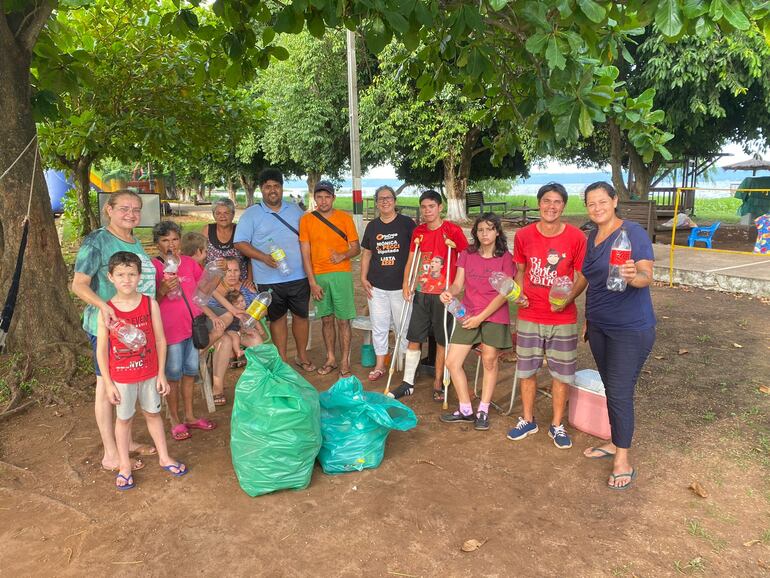 varias personas con herramientas de limpieza