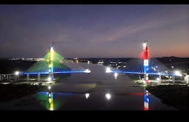 Vista aérea del puente atirantado, con la implementacion de la luminica.