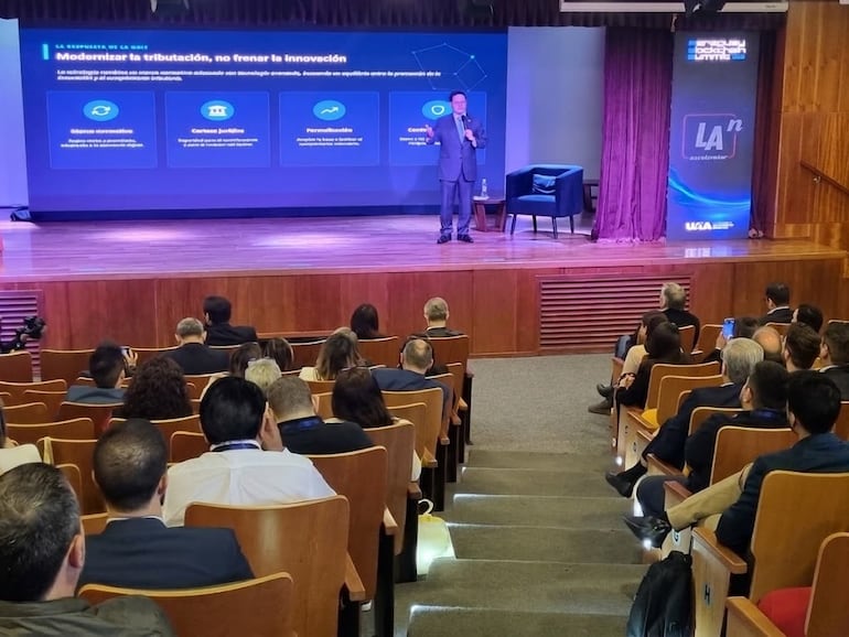 El director de Ingresos Tributarios, Óscar Orué, durante su conferencia, "Innovación en el proceso tributario de criptoactivos en Paraguay". (Foto: Gentileza DNIT).