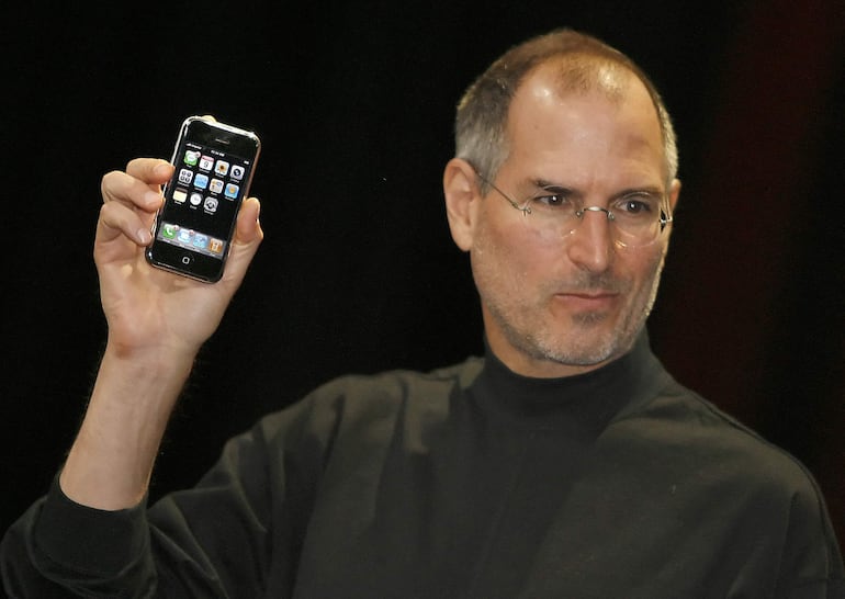 Fotografía de archivo: el director ejecutivo de Apple, Steve Jobs, presenta un nuevo teléfono móvil que también puede utilizarse como reproductor de música digital y cámara, un dispositivo muy esperado denominado “iPhone”, en la Macworld Conference en San Francisco, el 9 de enero de 2007.