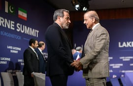 El jefe de Exteriores de Irán, Abbas Araghchi (i) y el primer ministro de Pakistán, Shehbaz Sharif.