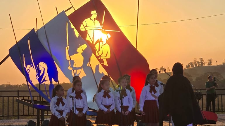Cada año, niños y jóvenes rinden homenaje a los niños mártires de Acosta Ñu con una emotiva representación que mantiene viva la memoria de su heroísmo y sacrificio durante la Guerra contra la Triple Alianza.