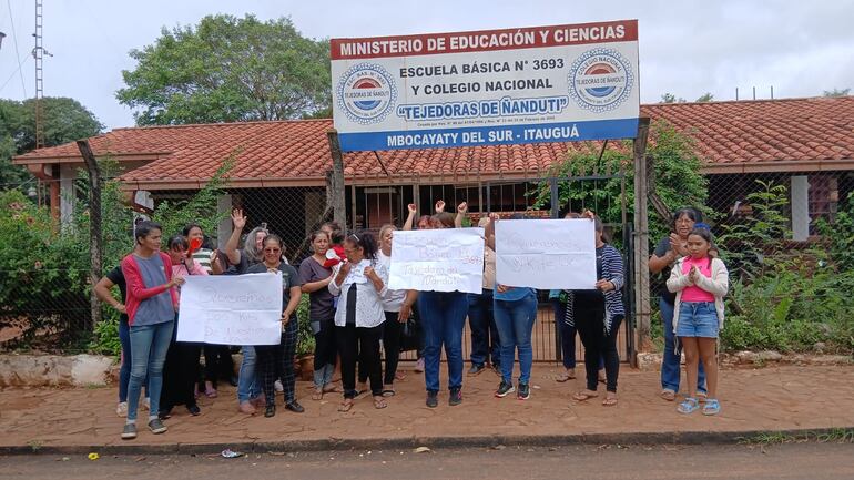 En la Escuela Tejedoras del Ñandutí, ubicada en la zona de Mbokajaty Sur, los padres se manifestaron, y advirtieron que no levantarían la mientras no obtengan un respuesta.