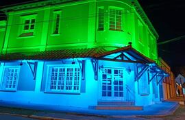 Iluminan casas coloniales y postcoloniales en la ciudad de Pilar.