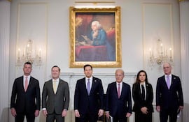 El consejero del Departamento de Estado, Michael Needham (i), el embajador de EEUU ante la ONU, Michael Waltz; el secretario de Estado, Marco Rubio (C), embajador de EEUU en Líbano, Michel Issa (C2), la embajadora de Líbano ante EEUU, Nada Hamadeh Moawad y el embajador de Israel ante EEUU, Yechiel Leiter (d), en el Departamento de Estado, en Washington.