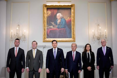 El consejero del Departamento de Estado, Michael Needham (i), el embajador de EEUU ante la ONU, Michael Waltz; el secretario de Estado, Marco Rubio (C), embajador de EEUU en Líbano, Michel Issa (C2), la embajadora de Líbano ante EEUU, Nada Hamadeh Moawad y el embajador de Israel ante EEUU, Yechiel Leiter (d), en el Departamento de Estado, en Washington.