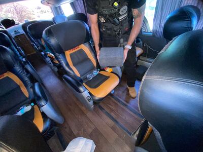 Agentes de la Secretaría Nacional Antidrogas (Senad) decomisarion 15 kilos de cocaína en poder de tres bolivianos que se trasladaban en un ómnibus de larga distancia.