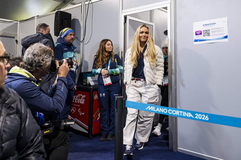 La esquiadora norteamericana Lindsey Vonn, saliendo de la conferencia de prensa previo al inicio de los Juegos Olímpicos de Invierno en Italia.
